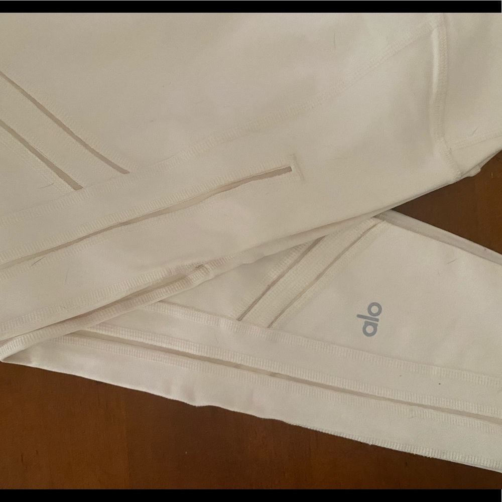 NWOT ALO crop high waist leggings w/detail size M cream